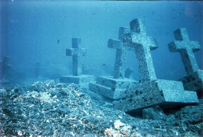 Grabsteine unter dem Meer